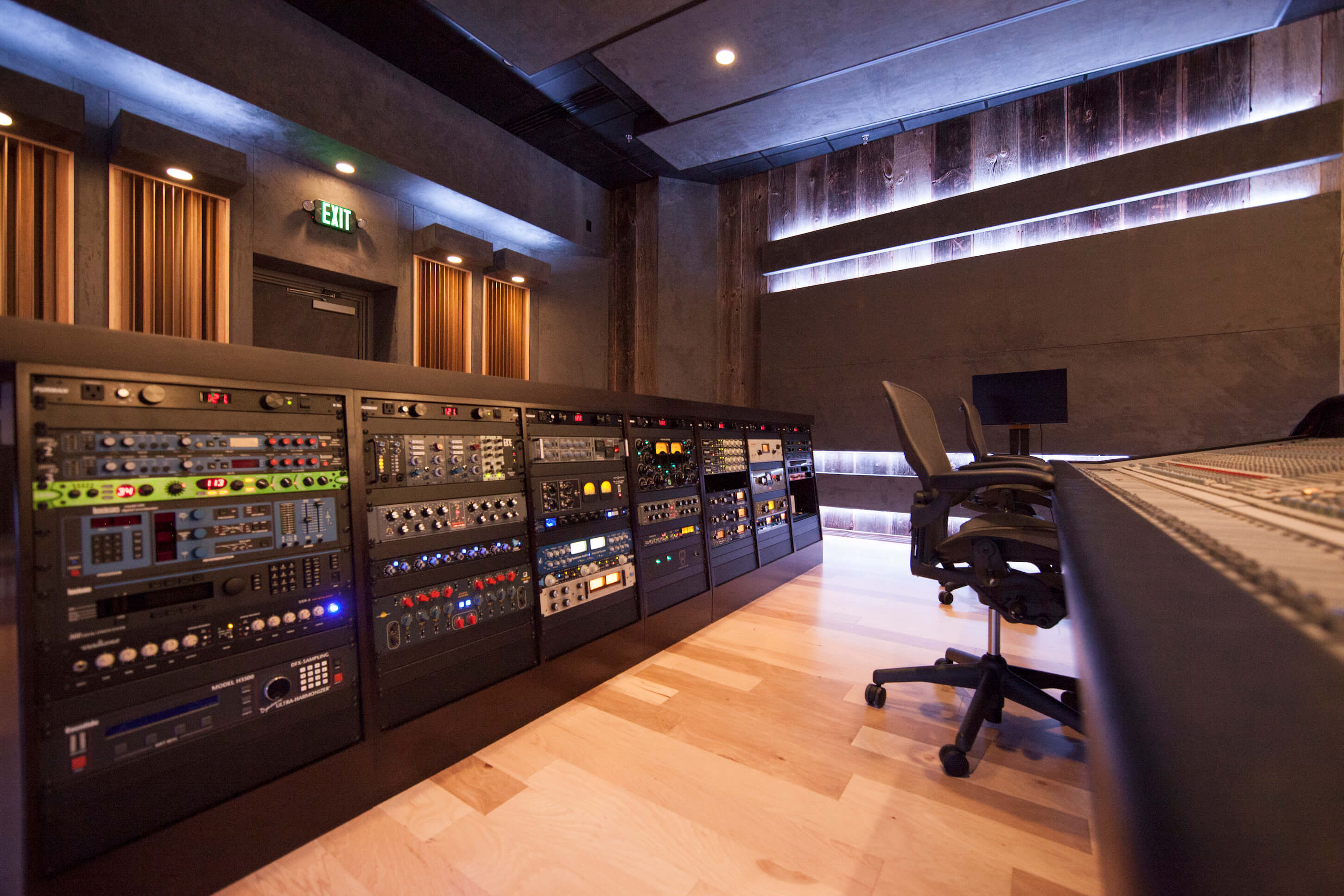 Mixing studio equipment